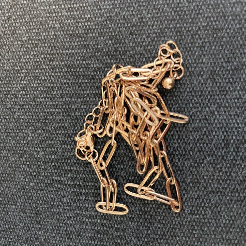 Rose gold coloured necklace. Fashion jewelry. EUC.